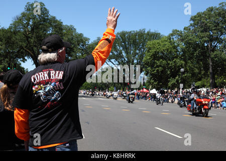 Biker Fahrt entlang der Constitution Avenue an der 26. jährlichen Rolling Thunder biker Rallye laufen in Washington, D.C. während des Memorial Day Wochenende, 2013. Stockfoto