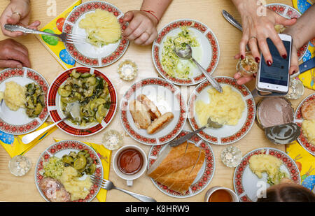 Eine Gala Abendessen mit der Familie. Eine Auswahl an Snacks und Wein in Gläsern, Toast und die Freude an der Begegnung. Konzept: Familienurlaub Stockfoto