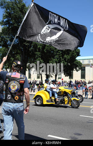 Biker Fahrt entlang der Constitution Avenue an der 26. jährlichen Rolling Thunder biker Rallye laufen in Washington, D.C. während des Memorial Day Wochenende, 2013. Stockfoto