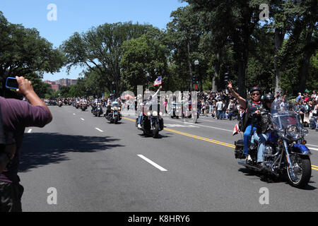 Biker Fahrt entlang der Constitution Avenue an der 26. jährlichen Rolling Thunder biker Rallye laufen in Washington, D.C. während des Memorial Day Wochenende, 2013. Stockfoto