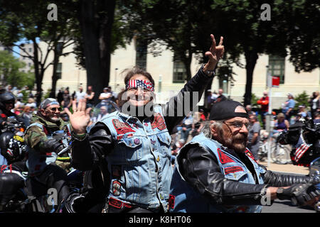 Biker Fahrt entlang der Constitution Avenue an der 26. jährlichen Rolling Thunder biker Rallye laufen in Washington, D.C. während des Memorial Day Wochenende, 2013. Stockfoto