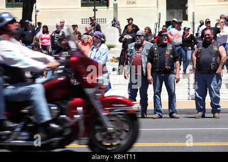 Biker Fahrt entlang der Constitution Avenue an der 26. jährlichen Rolling Thunder biker Rallye laufen in Washington, D.C. während des Memorial Day Wochenende, 2013. Stockfoto