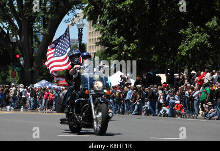 Biker Fahrt entlang der Constitution Avenue an der 26. jährlichen Rolling Thunder biker Rallye laufen in Washington, D.C. während des Memorial Day Wochenende, 2013. Stockfoto