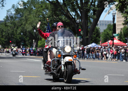 Biker Fahrt entlang der Constitution Avenue an der 26. jährlichen Rolling Thunder biker Rallye laufen in Washington, D.C. während des Memorial Day Wochenende, 2013. Stockfoto