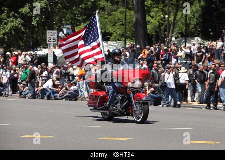 Biker Fahrt entlang der Constitution Avenue an der 26. jährlichen Rolling Thunder biker Rallye laufen in Washington, D.C. während des Memorial Day Wochenende, 2013. Stockfoto