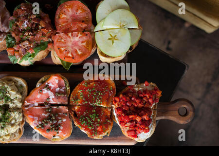 Ansicht von oben der Bruschetta auf schneidebrett am Tisch im Restaurant Stockfoto