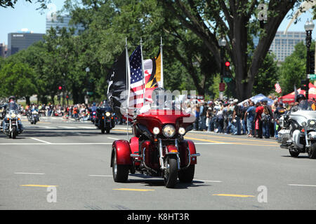 Biker Fahrt entlang der Constitution Avenue an der 26. jährlichen Rolling Thunder biker Rallye laufen in Washington, D.C. während des Memorial Day Wochenende, 2013. Stockfoto