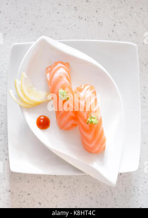 Ansicht von oben Sashimi in der Platte am Tisch serviert Stockfoto