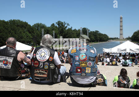 Biker sitzen auf der National Mall bei der 26. jährlichen Rolling Thunder biker Rallye laufen in Washington, D.C. während des Memorial Day Wochenende, 2013. Stockfoto