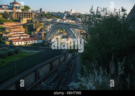 Blick auf Dom Luis I Brücke im historischen Zentrum von Porto, Portugal. Stockfoto