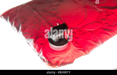 Wein pack, Plastiktüte, mit Rotwein und praktischen Verpackungen gefüllt, 5 Liter Volumen, tippen Sie auf Gerät, Stockfoto