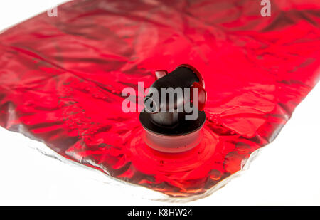 Wein pack, Plastiktüte, mit Rotwein und praktischen Verpackungen gefüllt, 5 Liter Volumen, tippen Sie auf Gerät, Stockfoto