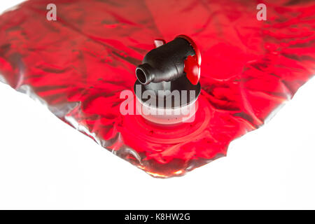 Wein pack, Plastiktüte, mit Rotwein und praktischen Verpackungen gefüllt, 5 Liter Volumen, tippen Sie auf Gerät, Stockfoto