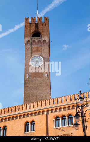 Prefettura di Treviso Turm auf der Piazza dei Signori in Treviso, Italien gesehen Stockfoto