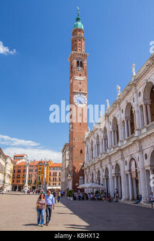Die Basilika Palladiana und Torre di Piazza an der Piazza dei Signori in Vicenza, Italien Stockfoto