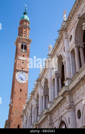 Die Basilika Palladiana und Torre di Piazza an der Piazza dei Signori in Vicenza, Italien Stockfoto