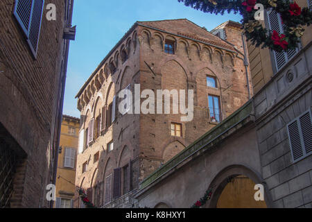 Italien, Siena - 26. Dezember 2016: der Blick auf die typischen Gebäude von Siena am 26. Dezember in Siena, Toskana, Italien 2016. Stockfoto