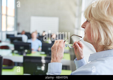 Ältere Frau als Dozent oder Lehrer in der Universität oder Hochschule Stockfoto