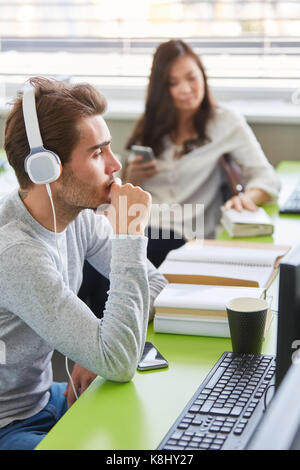 Es Studenten in der Universität mit Computer und Lernen Stockfoto