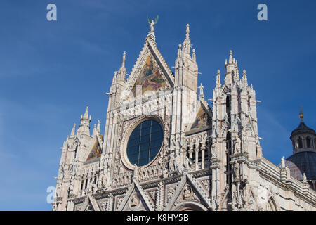 Italien, Siena - 26. Dezember 2016: der Blick auf die obere Fassade Detail der Duomo di Siena oder der Metropolitan Kathedrale Santa Maria Assunta am 26. Dezember 201 Stockfoto