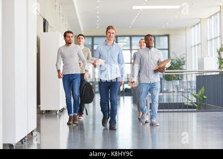 Studie Gruppe von Studenten in der Universität gehen gemeinsam als Gruppe Stockfoto