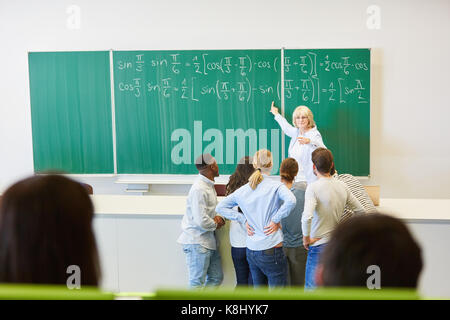 Mathematik Universität Vortrag mit schiefertafel und Lehrer Stockfoto