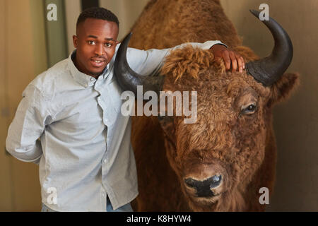 Afrikanischen Studenten mit Zucht Stier als Agronomie asignment Stockfoto