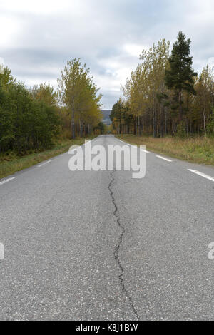 Zusammenfassung Hintergrund, gerade asphaltierte Straße mit einem Crack Stockfoto