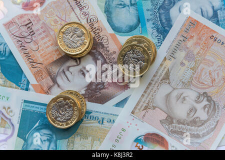 Neue britische Währung (ein Pfund Münzen, fünf Pfund und zehn Pfund Noten, London, England, Vereinigtes Königreich Stockfoto