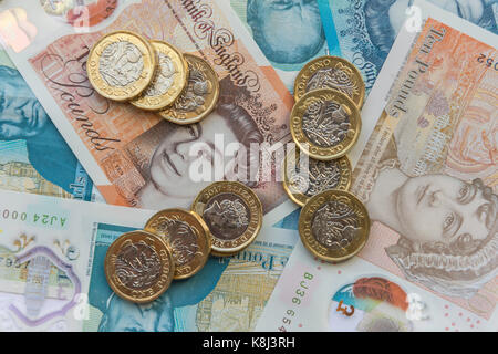 Neue britische Währung (ein Pfund Münzen, fünf Pfund und zehn Pfund Noten, London, England, Vereinigtes Königreich Stockfoto