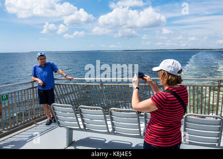 Ocracoke North Carolina, Pamlico Sound, Outer Banks, Cedar Island, Fähre, Boot, Wasser, Passagiere Reiter Reiter, paar, Posen, Bild, NC170518067 Stockfoto