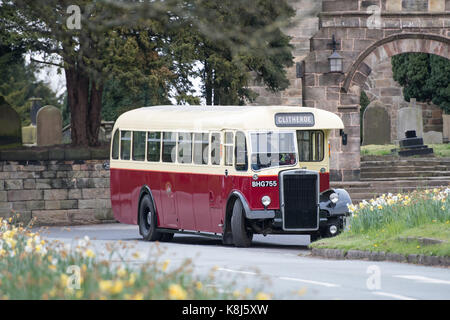 Jahrgang Bus an astbury Kirche, Congleton, Cheshire, England Stockfoto