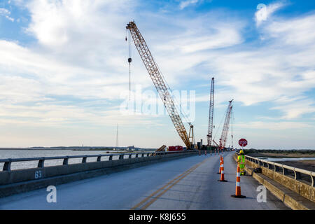 North Carolina, North Carolina, North Carolina, Outer Banks, Cape Hatteras National Seashore, Rodanthe, Herbert C. Bonner Bridge, unter Neubau-Baumeister, Kran, NC1 Stockfoto