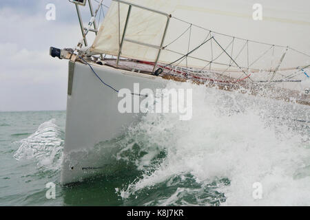 In der Nähe von Bogen und die Welle von einem Segelboot, Segel Yacht auf See Stockfoto