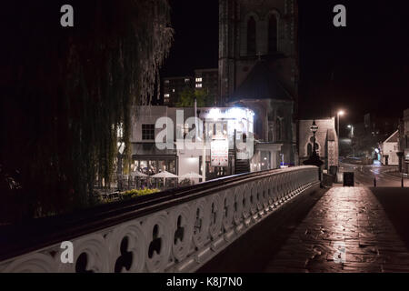 Guildford Stadtzentrum bei Nacht Stockfoto