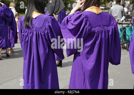 New York, NY, USA - 16. Mai 2017: die New York University Studierende, Kappen und Kleider, in Washington Square Park sammeln Staffelung zu feiern. Stockfoto