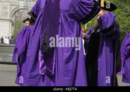 New York, NY, USA - 16. Mai 2017: die New York University Studierende, Kappen und Kleider, in Washington Square Park sammeln Staffelung zu feiern. Stockfoto