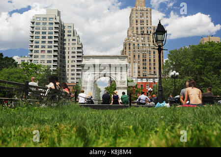 New York, NY, USA - Juni 1, 2017 New York: Touristen und Einheimischen gleichermaßen genießen Sie einen sonnigen Tag in Washington Square Park Stockfoto