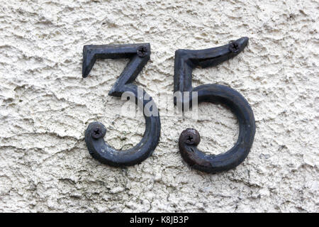 Die Zahl 35 in Metall an der Wand verschraubt Stockfoto