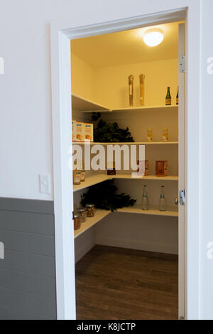 Eine begehbare Küche pantry Modell mit Gläsern, Flaschen und verpackte Lebensmittel. Stockfoto