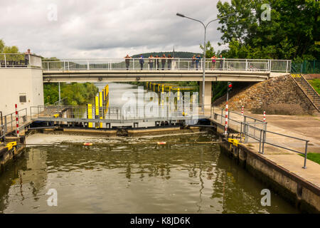 TRIER, Deutschland - 5. Aug. 17: eine Gruppe von Leuten, die Uhren die Sperre fließen mit Wasser oberhalb der Mosel in Detzem. Stockfoto