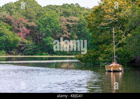 Kleines Segelboot in big Fresh Pond in Southampton, NY Stockfoto