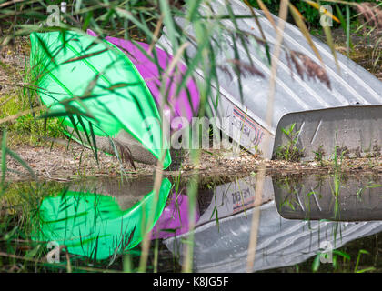 Kleines Boot am Ufer eines Teiches in Southampton ruht, NY Stockfoto