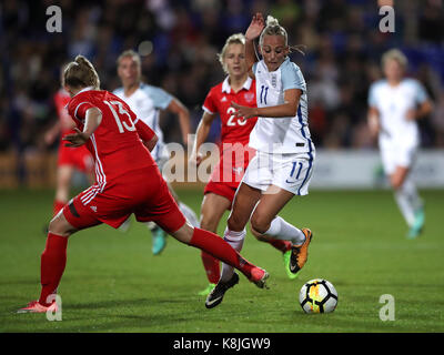 England's Toni Duggan (rechts) und dem russischen Anna Belomyttseva Kampf um den Ball während der FIFA 2019 Weltmeisterschaft der Frauen Qualifikationsspiel in Prenton Park, Birkenhead. Stockfoto