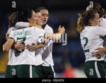 Republik Irland Spieler eigene Ziel von Nordirland während der FIFA 2019 Weltmeisterschaft der Frauen Qualifikationsspiel an Mourneview Park, Lurgan feiern. Stockfoto