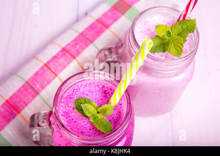 Berry Milchshake oder Smoothie mit Zutaten und Minze. Gesundes Getränk in Mason jar. Stockfoto