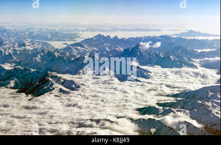 Himalaya unter Wolken. Blick aus dem Flugzeug - Tibet Stockfoto