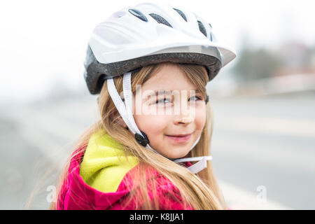 Kleine Mädchen mit dem Fahrrad in einer Stadt Stockfoto