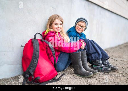 Zwei jugendlich Kind in der Schule außerhalb Stockfoto