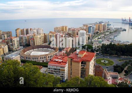 Blick auf den Stierkampf Arena (Plaza de Toros de La Malagueta) und Port in Málaga, Spanien von Castillo de Gibralfaro Stockfoto